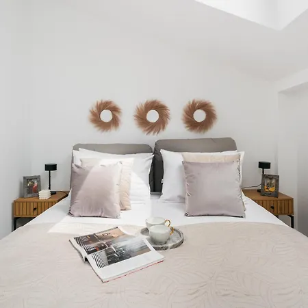 Dragonfly Old Town Apartment - Bespoke Apartments شقة كراكوفيا